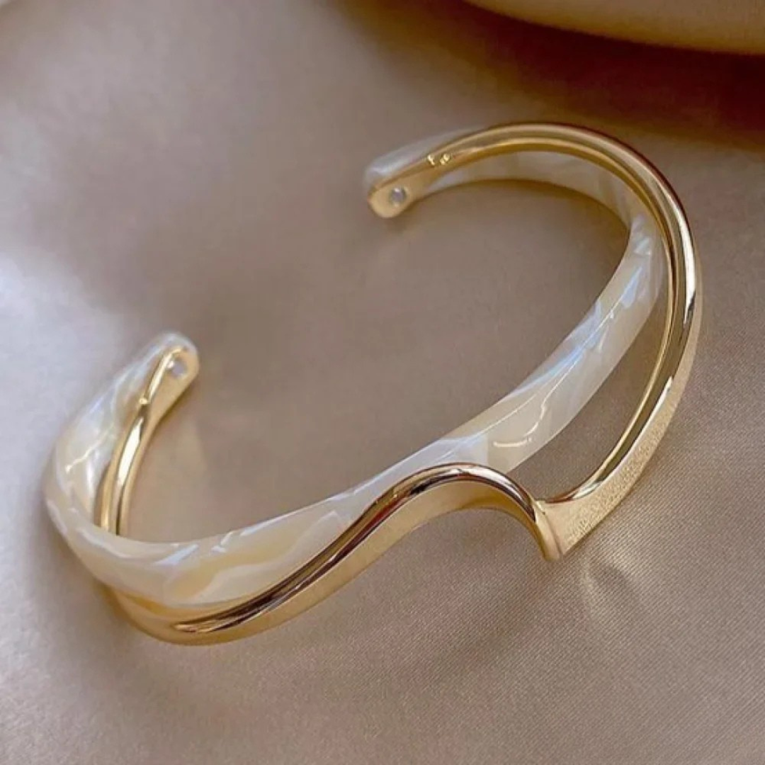 White Opal Elegant Golden Bracelet